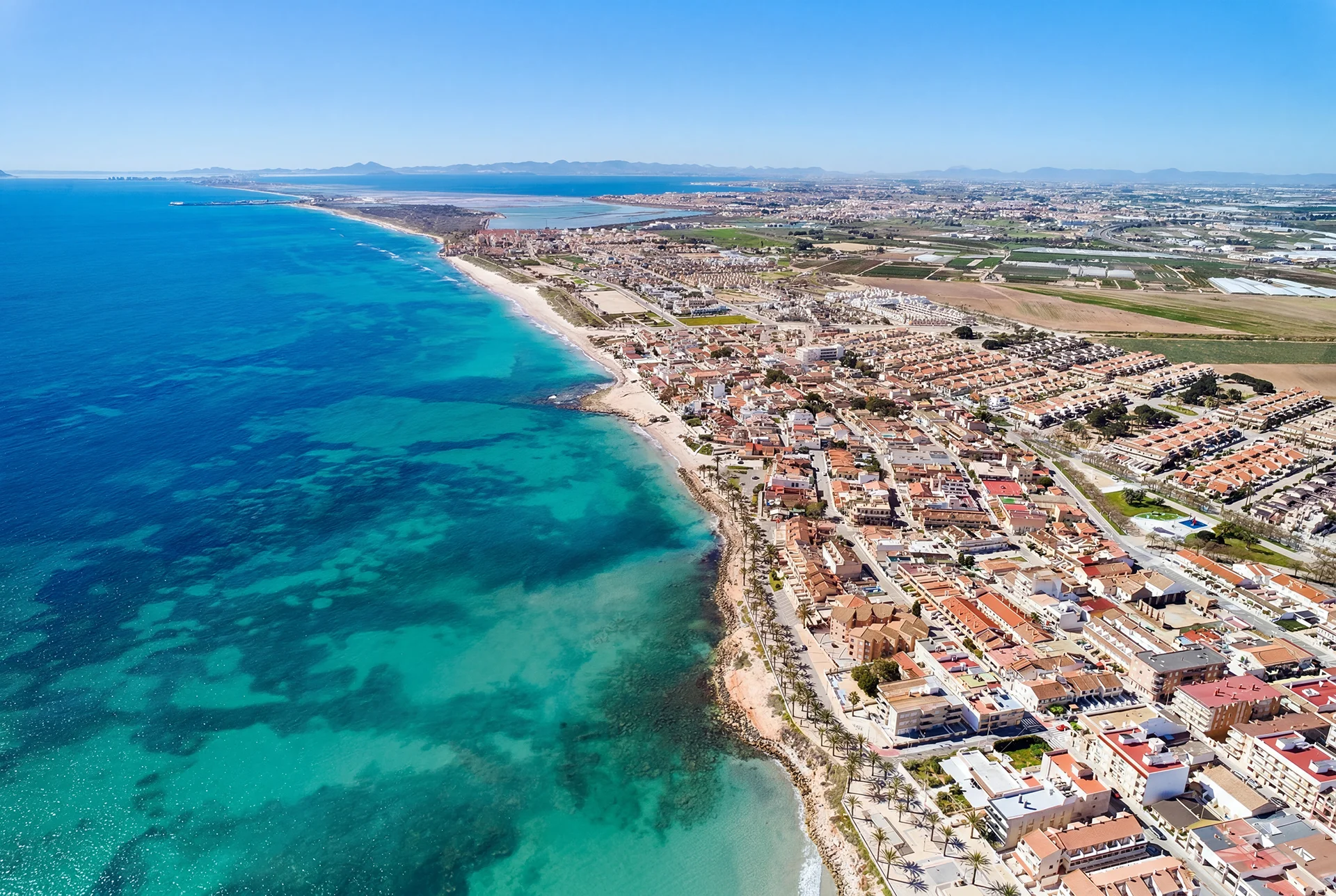 Vista aérea del litoral de Torre de la Horadada y del mar Mediterráneo cerca de Residencial Cálida